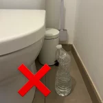 Bouteille d'eau en plastique dans les toilettes