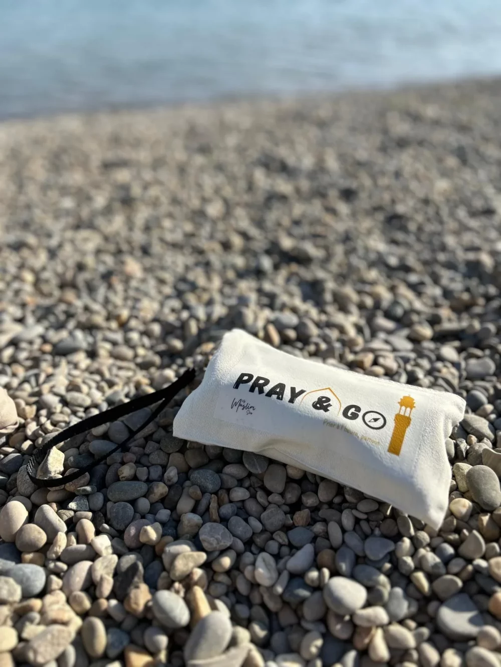 Pray and go sur les graviers d'une plage