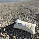 Pray and go sur les graviers d'une plage