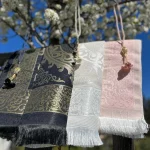 Tapis de priere elegant accroches sur une branche d'arbre