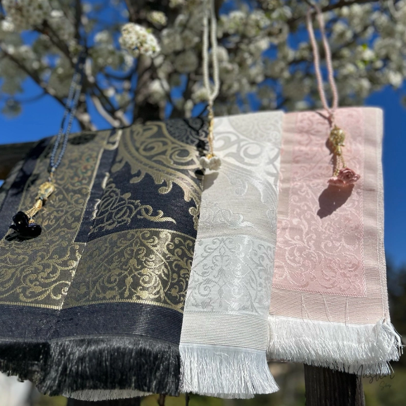 Tapis de priere elegant accroches sur une branche d'arbre