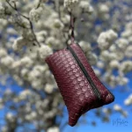 Tapis de priere ultra compact premium bordeaux accroché a une branche