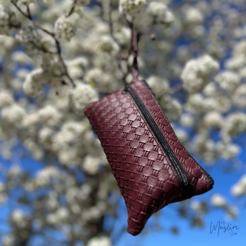 Tapis de priere ultra compact premium bordeaux accroché a une branche