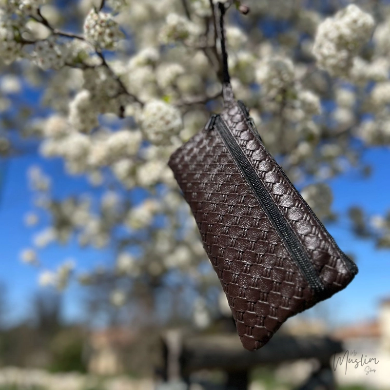 Tapis de priere ultra compact premium marron accroché a une branche