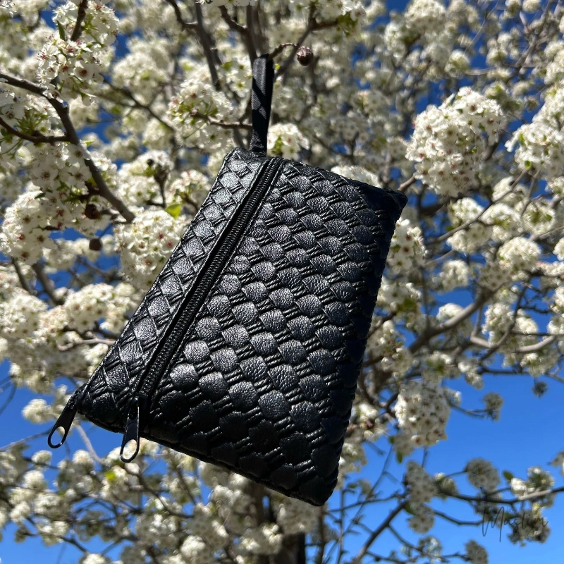 Tapis de priere ultra compact premium noir accroché a une branche