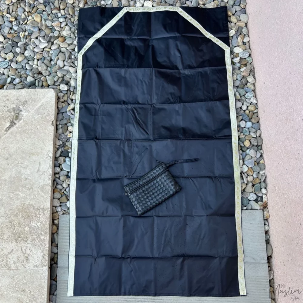 Tapis de prière ultra compact prémium noir au bord d'une piscine