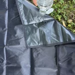 Tapis de prière ultra compact prémium noir avec de l'eau dessus