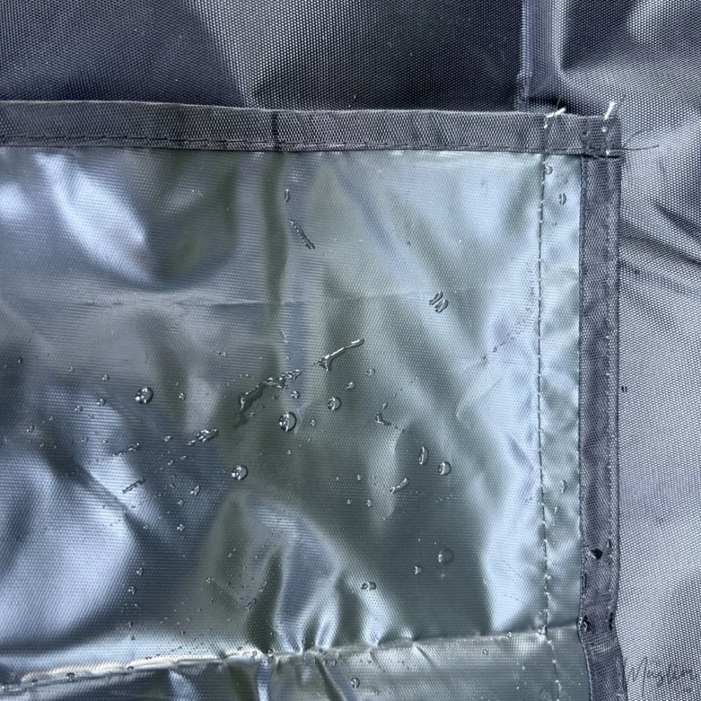 Tapis de prière ultra compact prémium noir montrant qu'il est imperméable