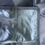 Tapis de prière ultra compact prémium noir montrant qu'il est imperméable