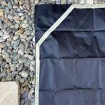 Tapis de prière ultra compact prémium noir près de piscine