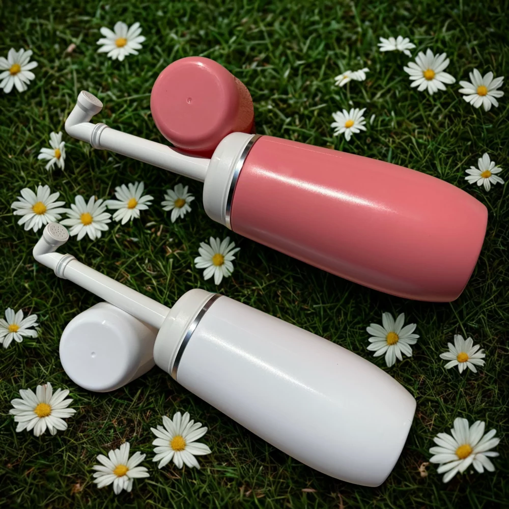Bidet ablution portable. Compact et pratique blanc et rose