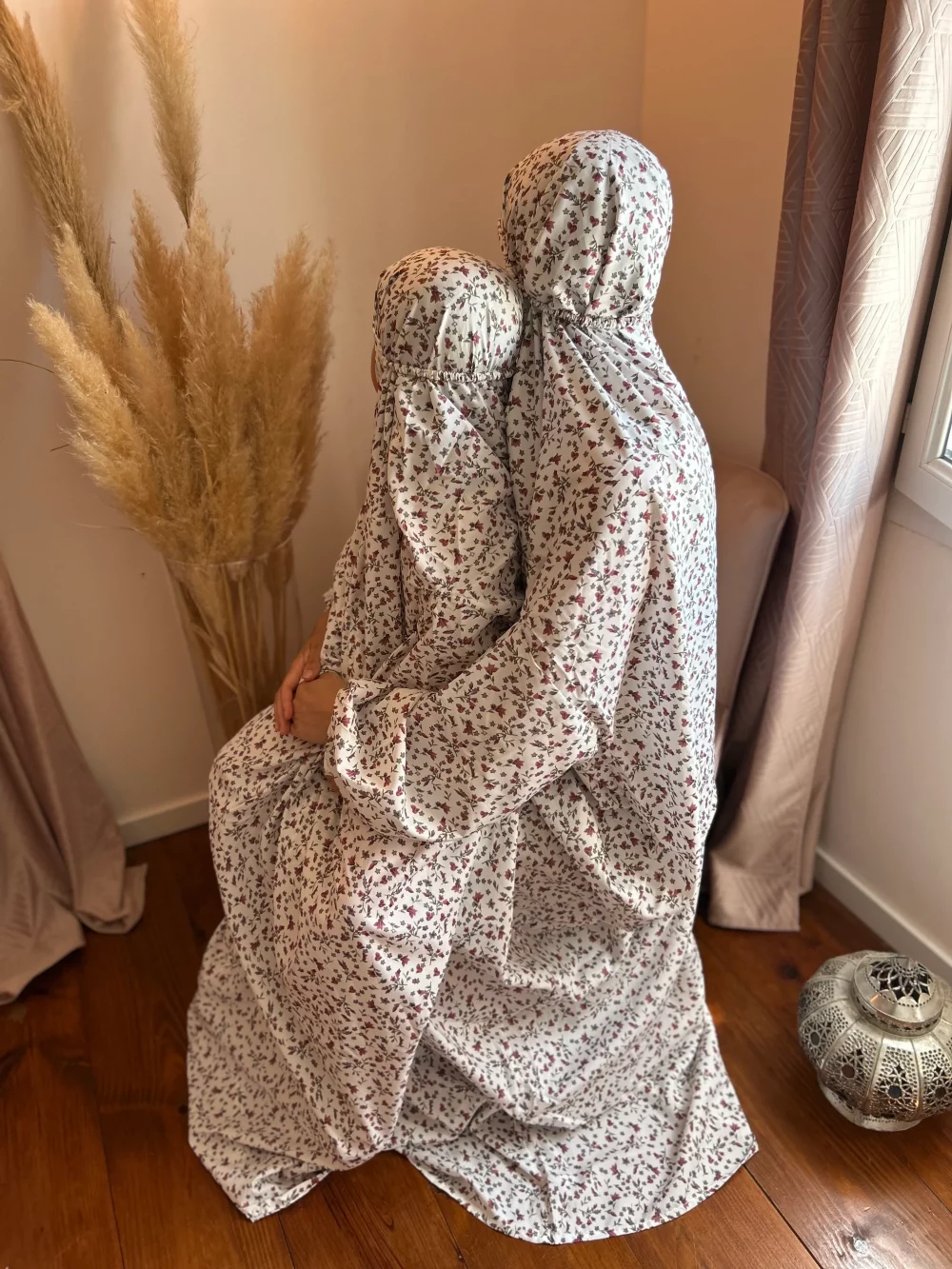 Robe de prière Kuala Lumpur bordeaux enfant sur les genoux de sa mere