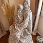 Robe de prière Kuala Lumpur bordeaux enfant sur les genoux de sa mere