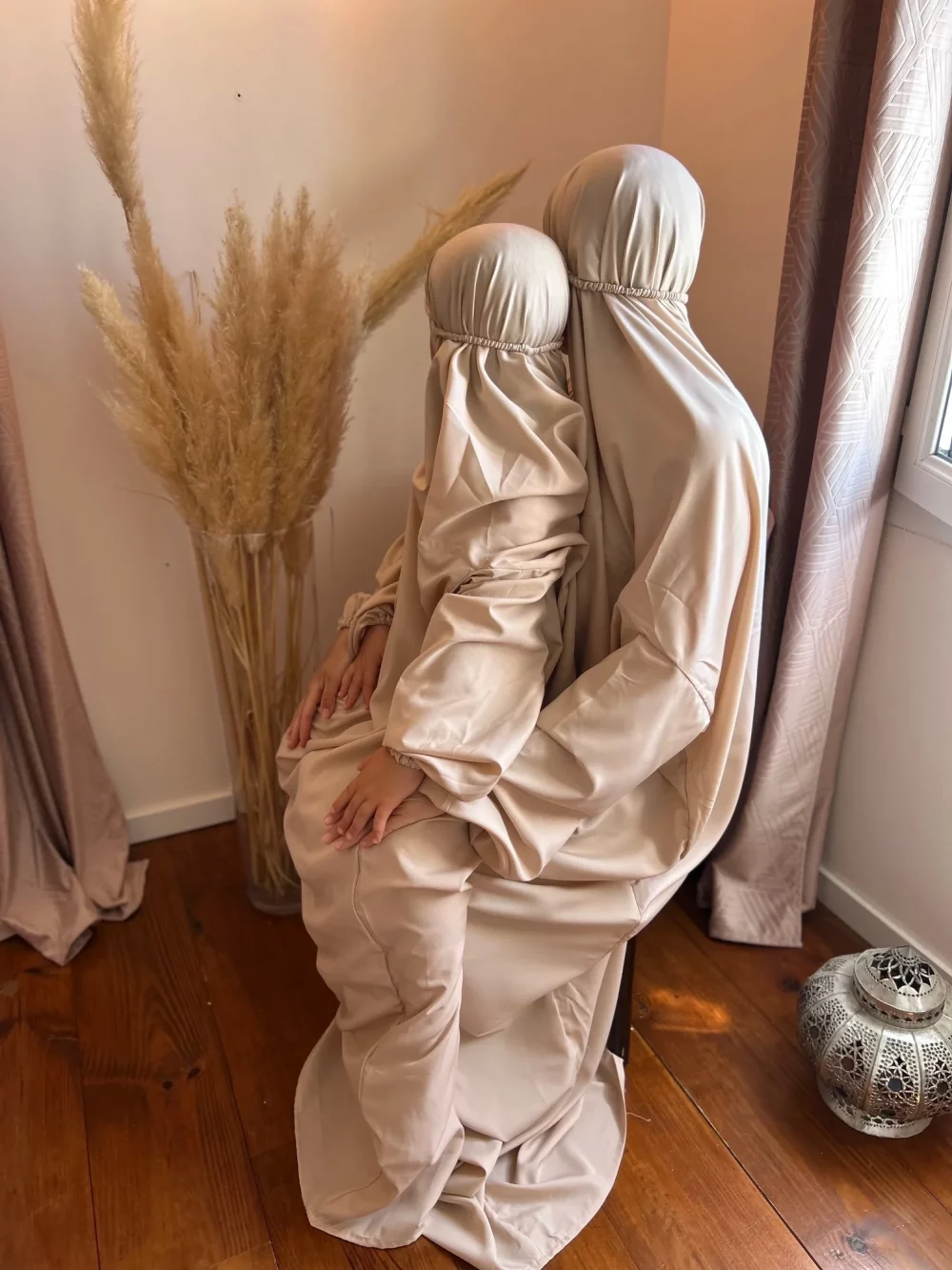 Robe de prière Kuala Lumpur rose poudre mere et fille sur els genoux de sa maman