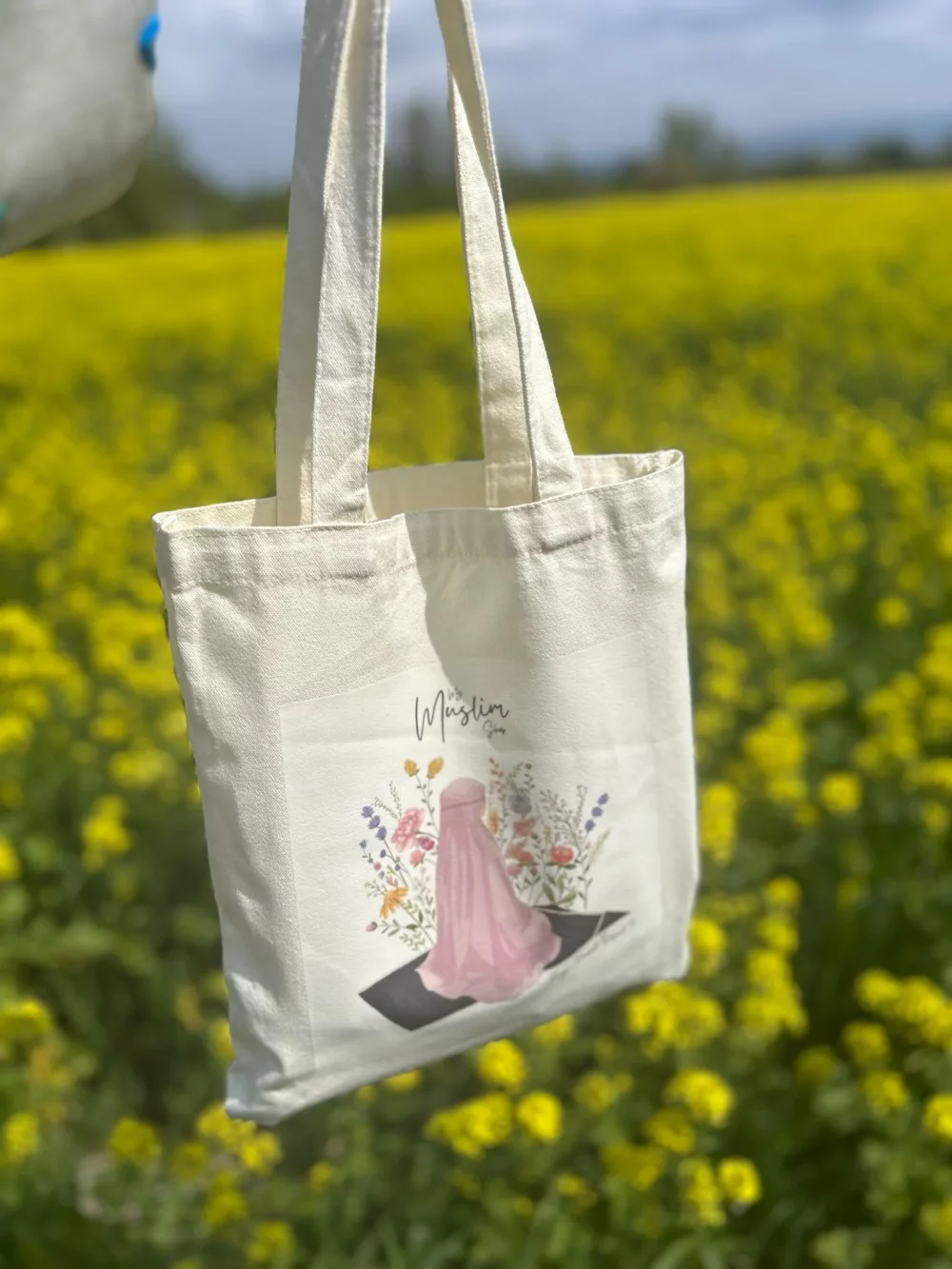 Tote bag Exclusif MyMuslimShop -Édition Printemps tenu a la main