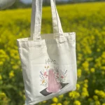 Tote bag Exclusif MyMuslimShop -Édition Printemps tenu a la main