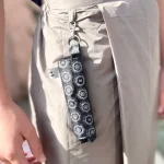 Izar de prière ultra compact taupe avec tapis enroulable accroché