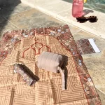 Tapis de prière compact enroulable terracota fleuri