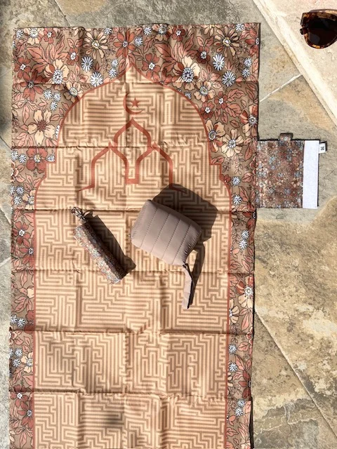 Tapis de prière compact enroulable terracotta fleuri vue de haut