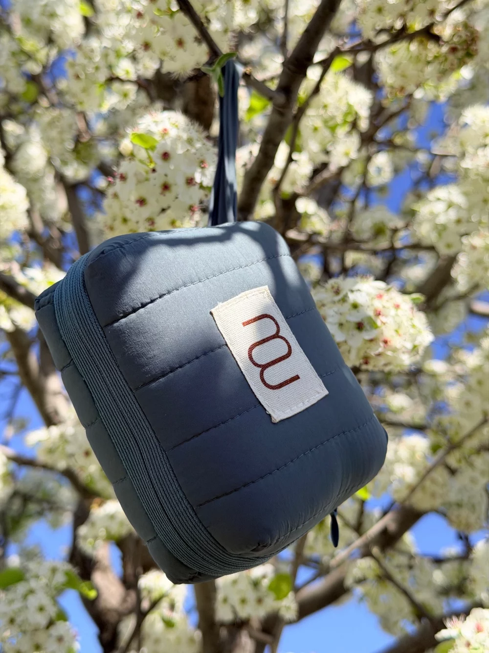 Ensemble Bali bleu accroche a un arbre