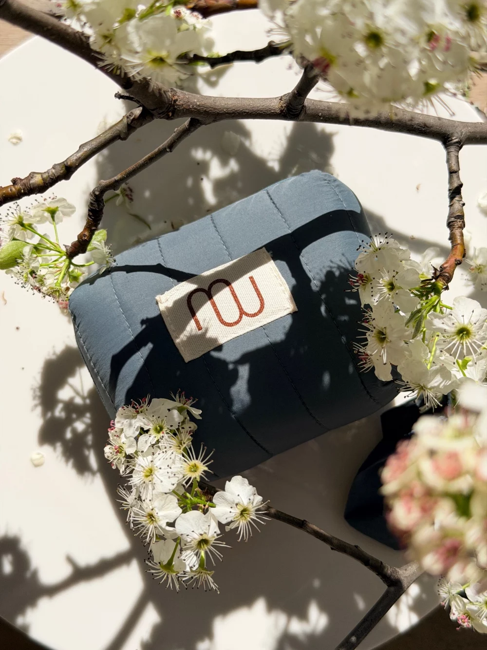 Ensemble Bali bleu entoure de fleurs