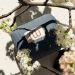 Ensemble Bali bleu entoure de fleurs