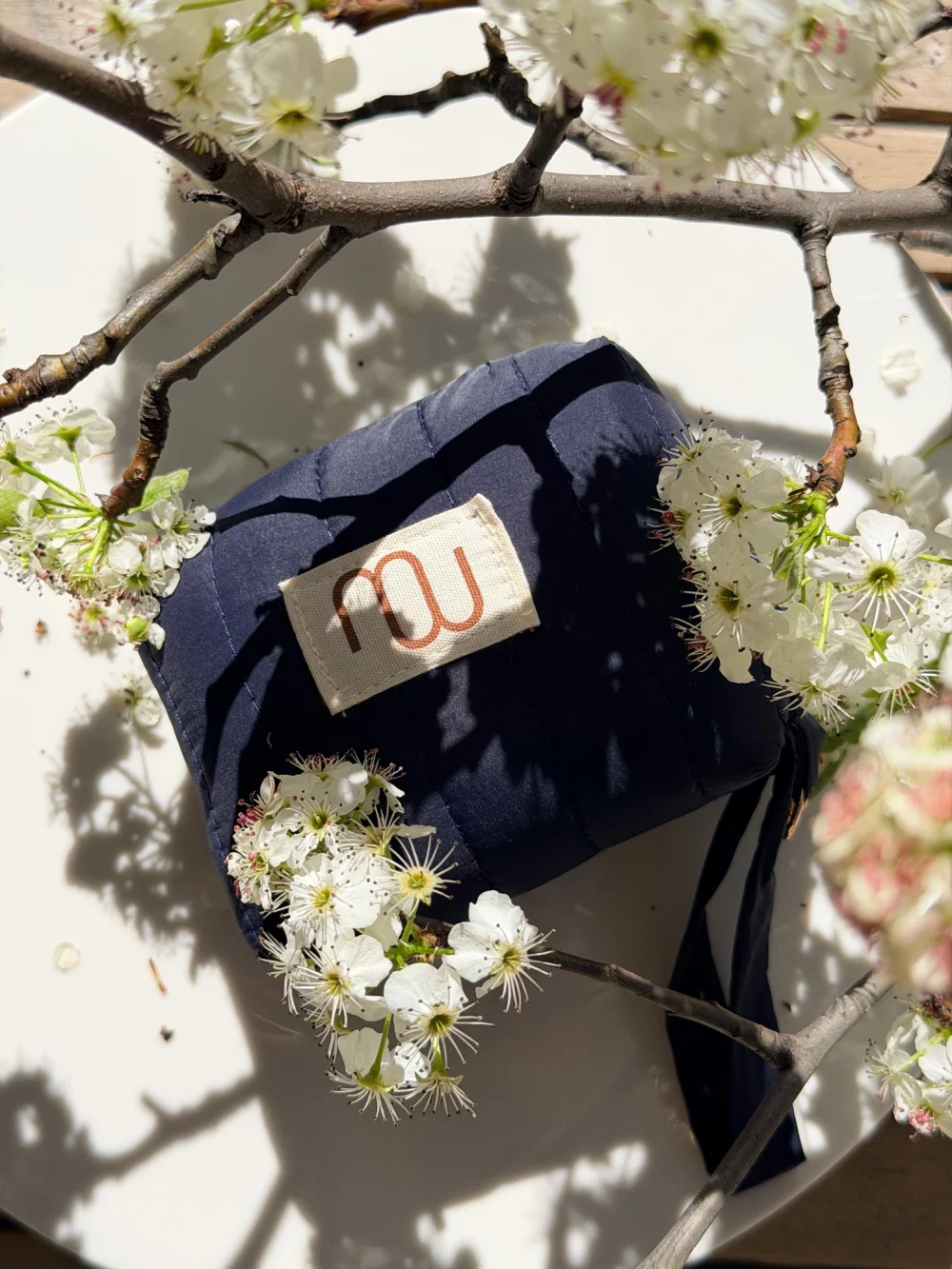 Ensemble Bali bleu nuit entoure de fleurs