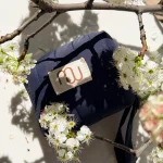 Ensemble Bali bleu nuit entoure de fleurs