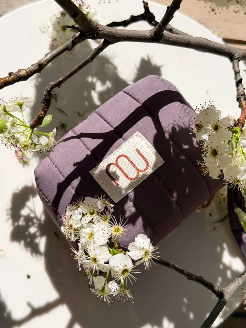 Ensemble Bali mauve entouré de fleurs