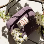 Ensemble Bali mauve entouré de fleurs