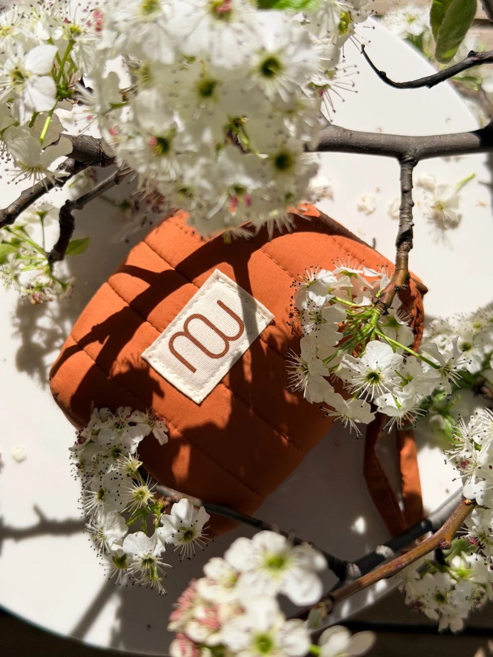 Ensemble Bali terracotta entoure de fleurs